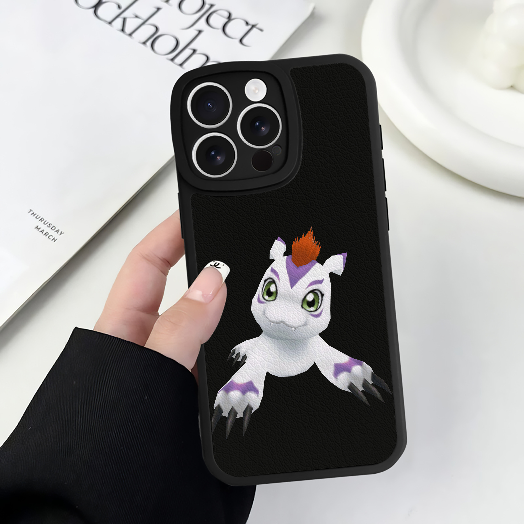 （画像用） Digimon デジタルモンスター/デジモン 【iPhone 16シリーズ対応】シリコンスマホケース（レザー調） 材質：シリコン
